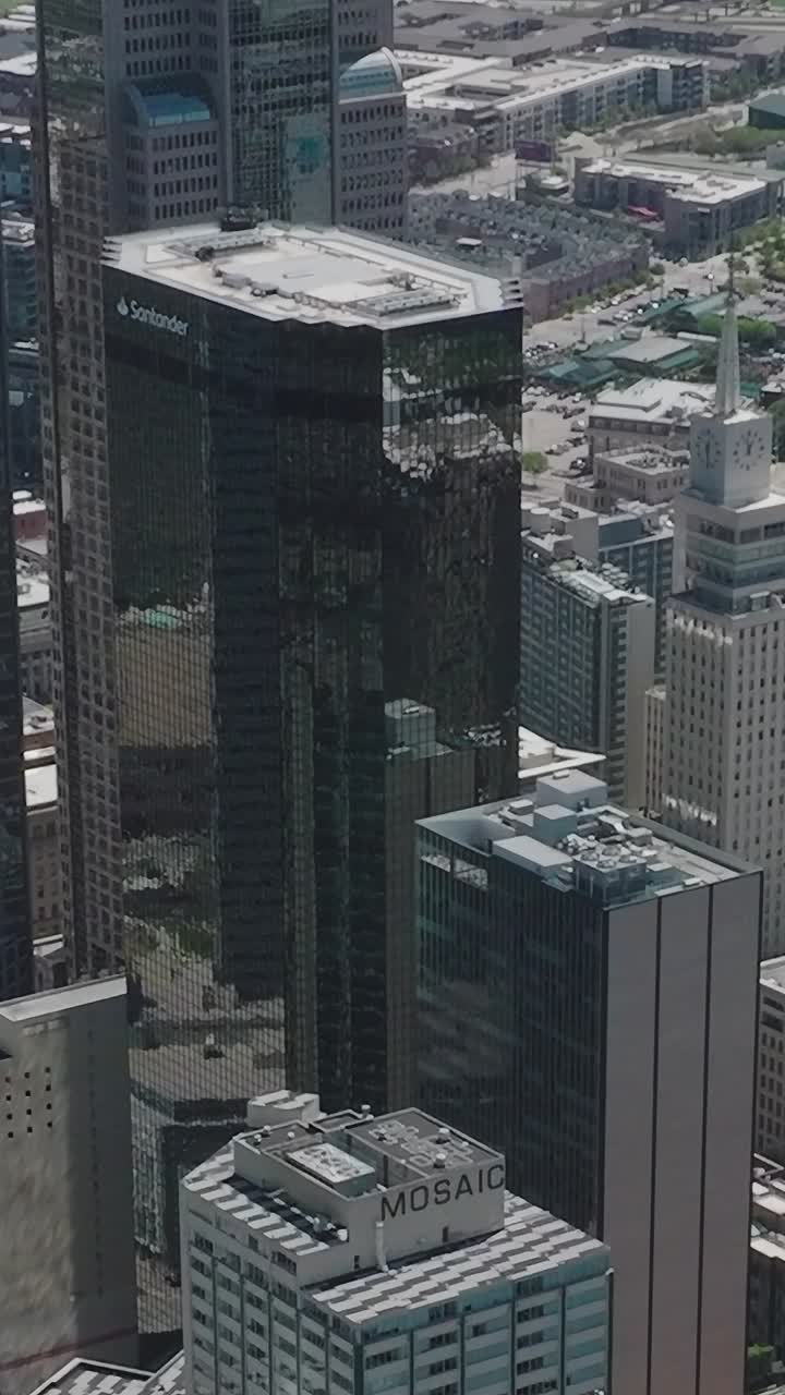 Vista dall'alto del centro di Dallas con edifici e strade cittadine