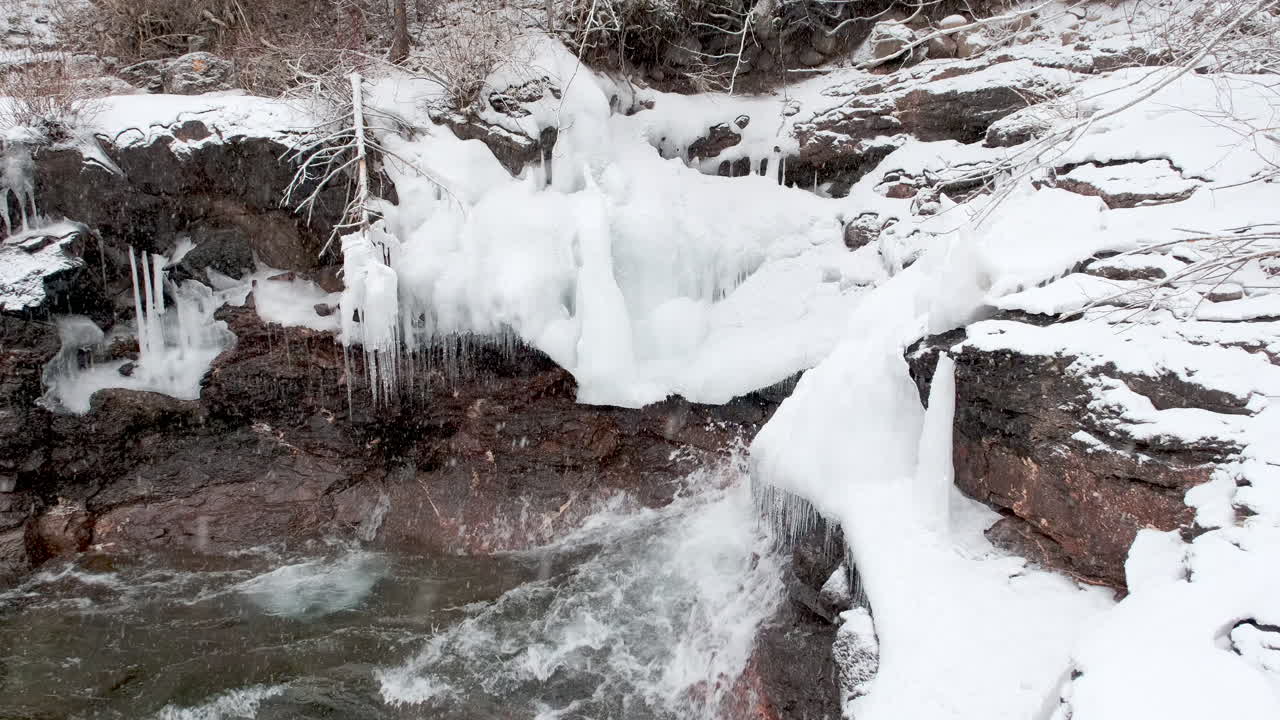 얼음 바위에 눈이 부는 겨울 날씨