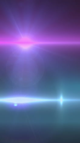 animación de un foco rosa con destello de la lente y haces de luz que se mueven sobre un fondo oscuro