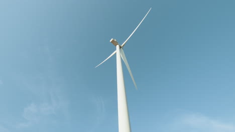 la turbina eólica contra un cielo azul claro