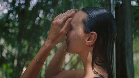 Mujer-Sexy-En-La-Ducha-Con-Bikini-Lavando-El-Cuerpo-Limpiando-La-Piel-Con-Agua-Refrescante-Disfrutando-De-Un-Spa-De-Belleza-Natural-Duchándose-Al-Aire-Libre-En-La-Naturaleza