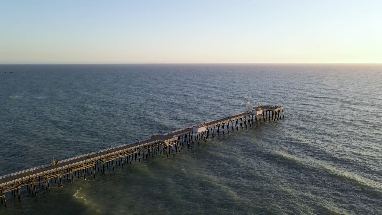 Volando sopra il molo al tramonto, Spiaggia del Molo di San Clemente, California, ripresa aerea ampia al rallentatore