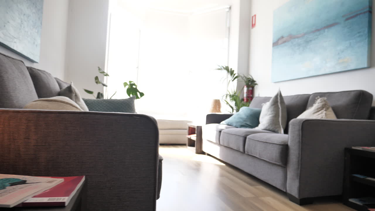 vestíbulo de la oficina con plantas y ventanas