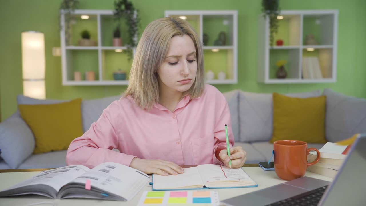 la chica de la universidad le advierte que esté callado mientras estudia.