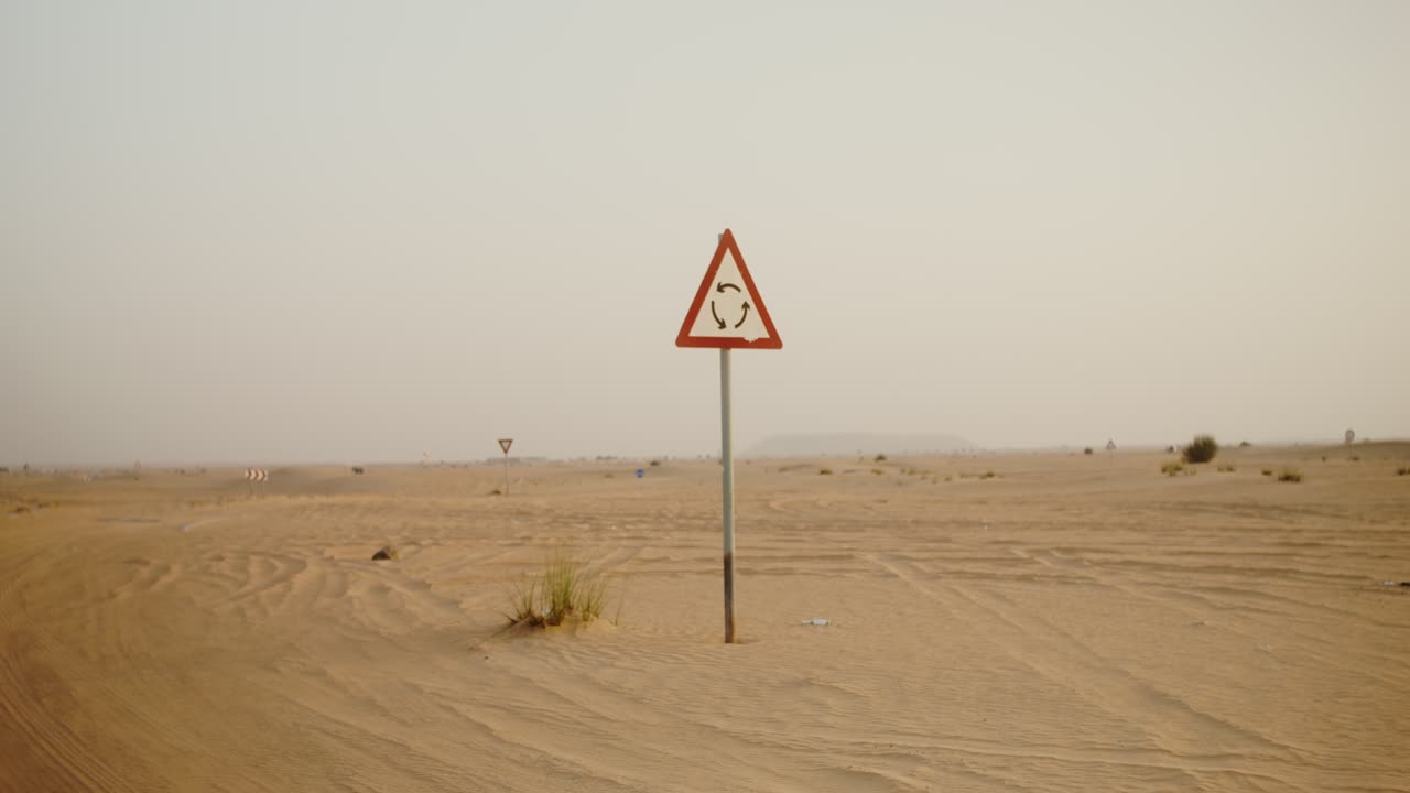 Strada nel deserto con segnale di curva