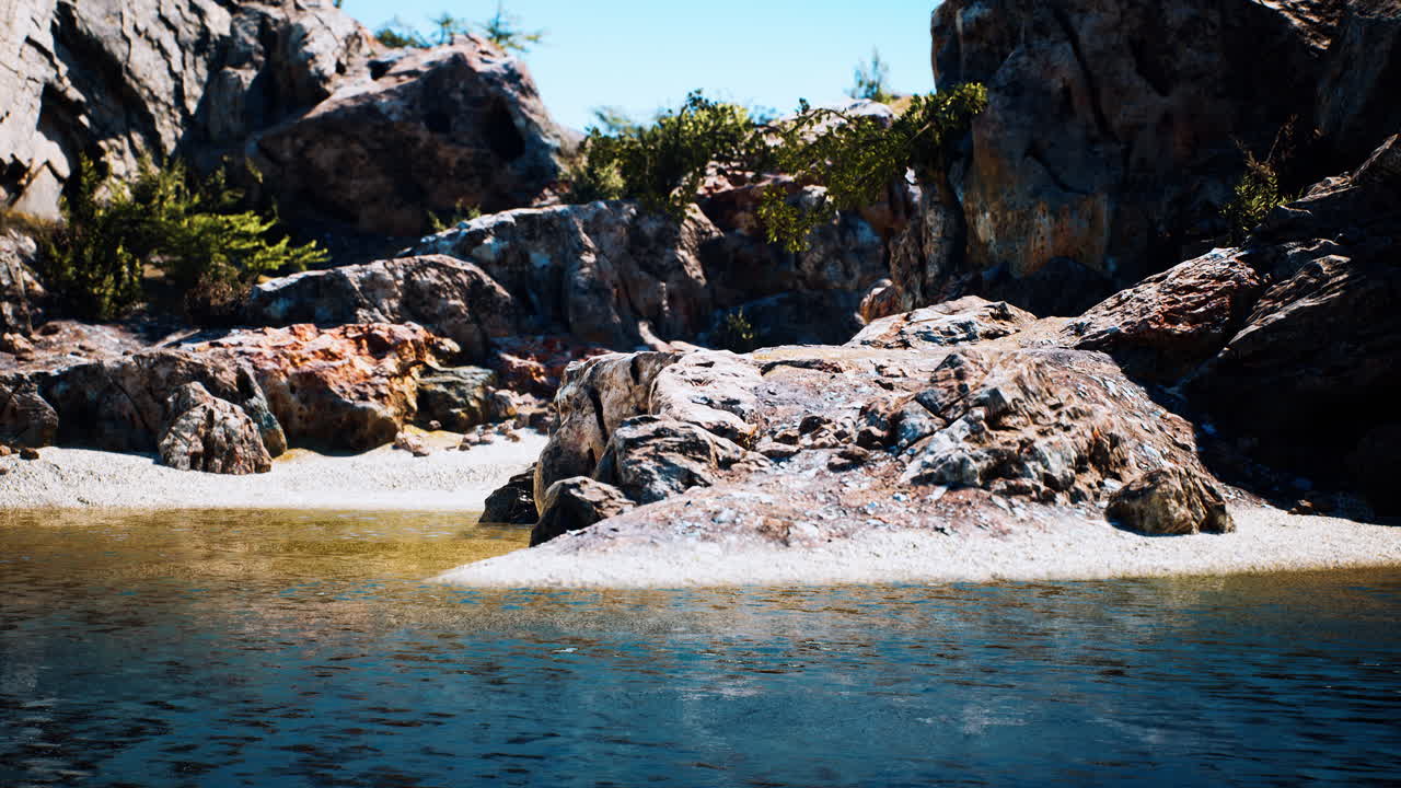 vista costera de una playa de arena con acantilados