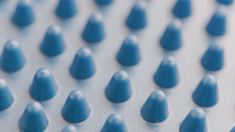 espigas de goma azules giratorias lentas en bucle en el masajeador o en el disco de equilibrio