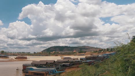 Timelapse-De-Barcos-En-El-Lago-Mientras-Las-Nubes-Ruedan-Sobre-La-Colina