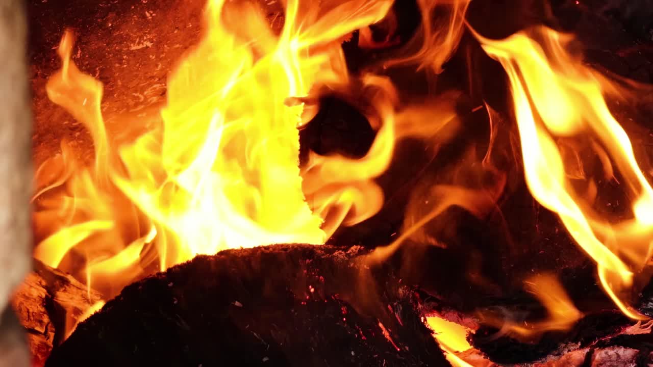 quemando leña en una chimenea de piedra