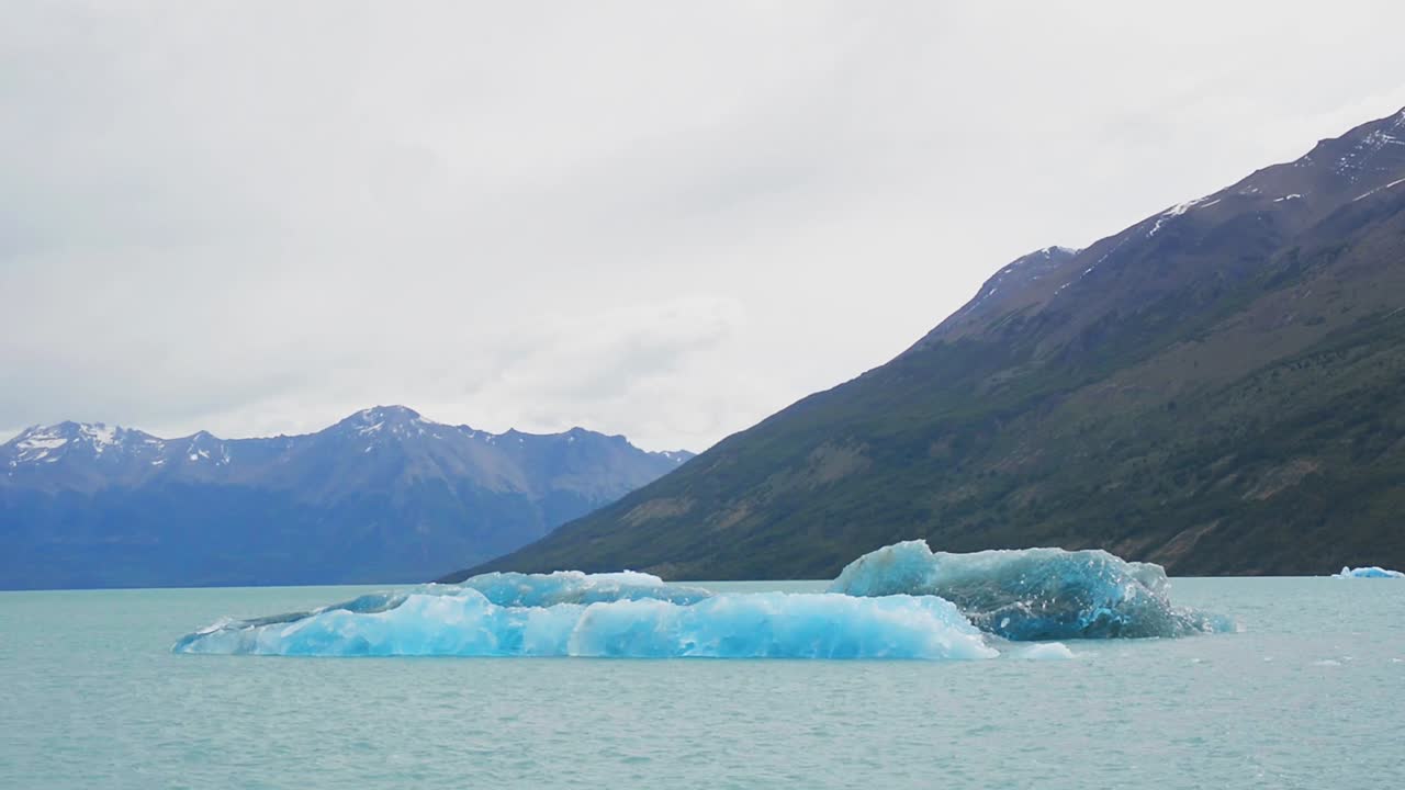 아르헨티나 파타고니아의 페리토 모렌토 빙하에 떠 있는 빙산