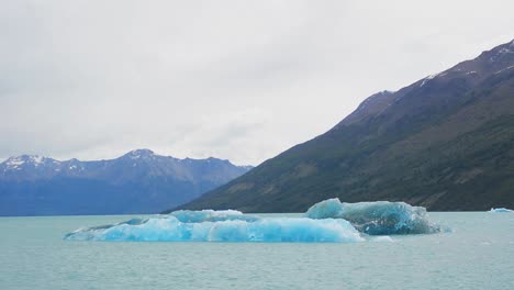 Schwimmender-Eisberg-Auf-Einem-Perito-Morento-Gletscher-In-Patagonien,-Argentinien