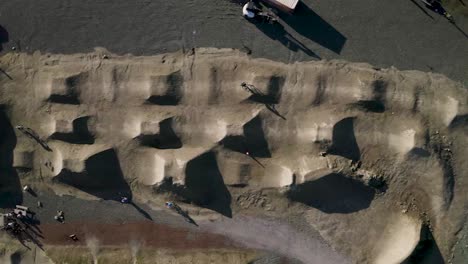 drone sobre parque de bicicletas de montaña frente al mar con pista de bomba de tierra en el centro de bellingham, washington, antena