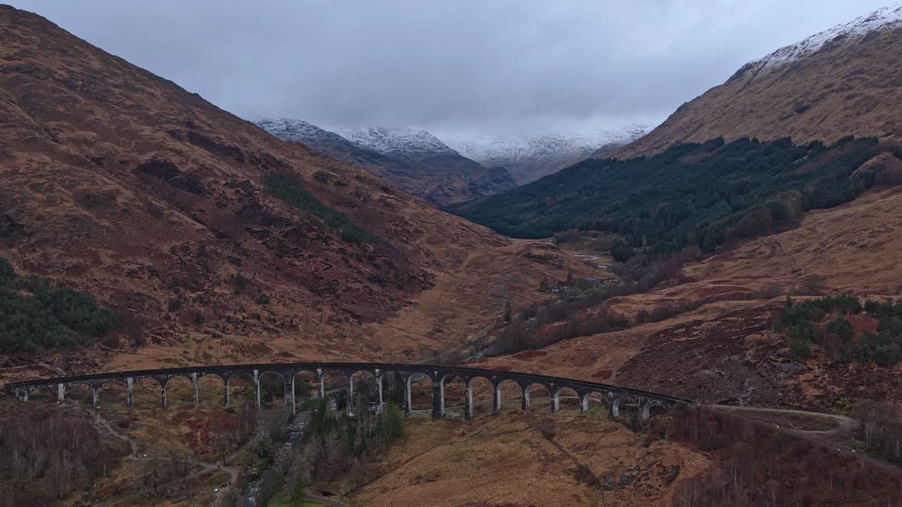 Naturskjønt luftfoto av Glenfinnan viadukt i det skotske høylandet