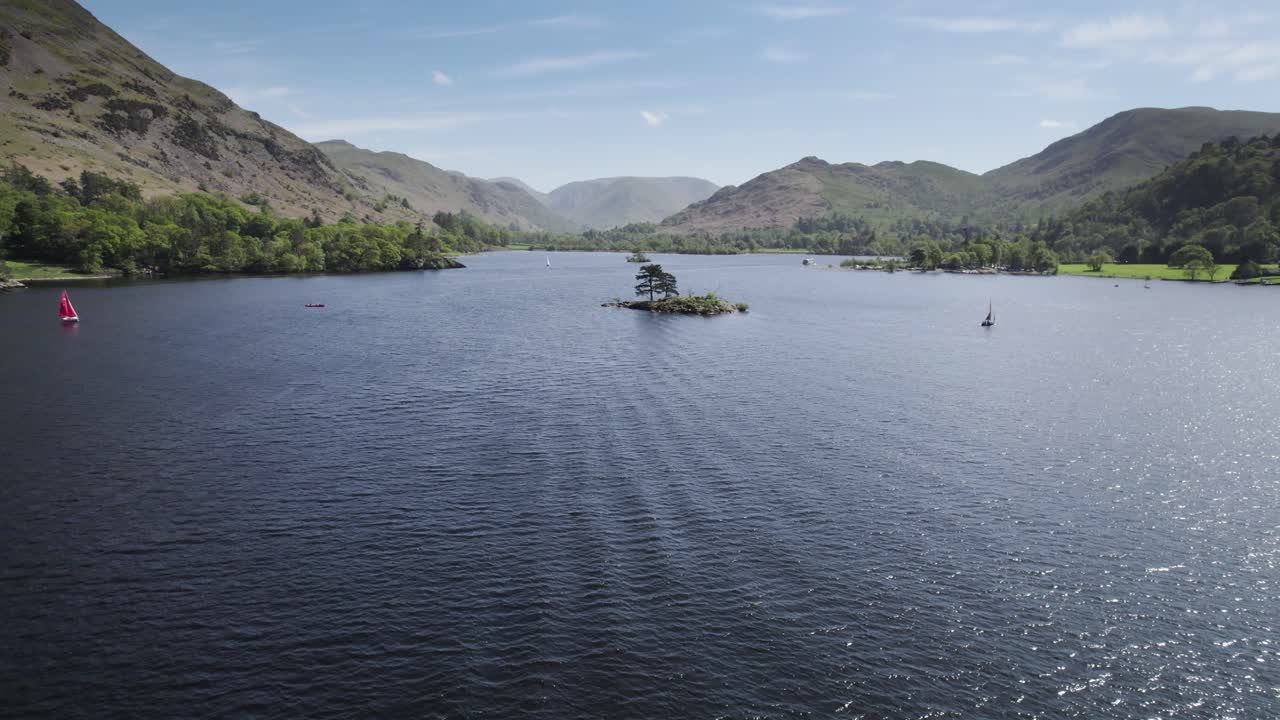 paso elevado de una isla en el lago ullswater en el distrito inglés de los lagos en un día soleado de verano