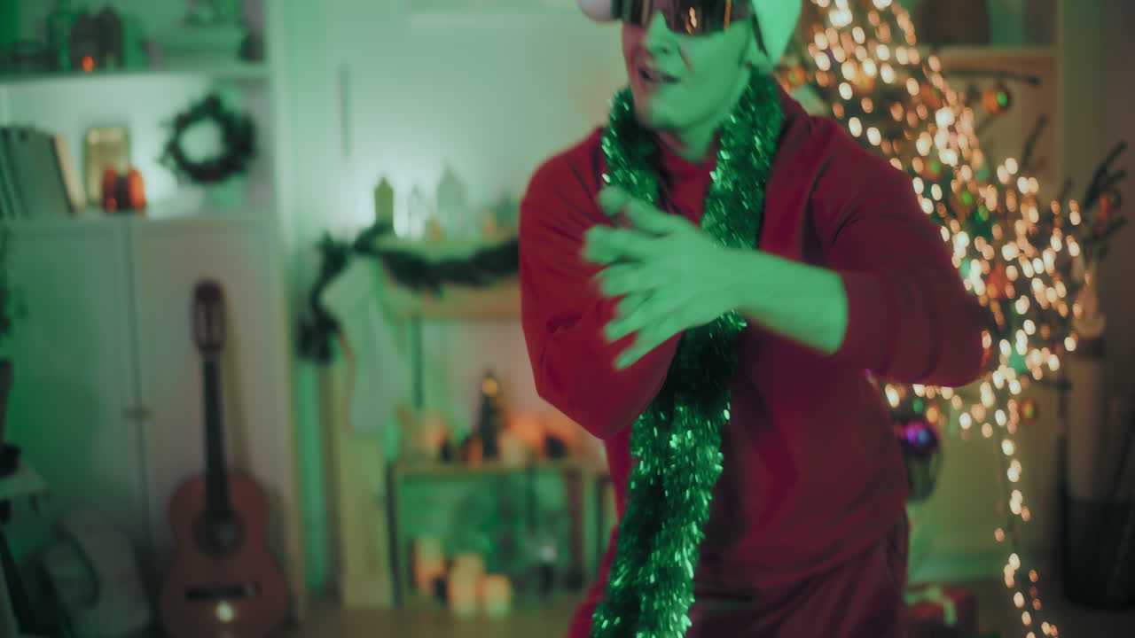 joven bailando en una casa decorada durante la navidad