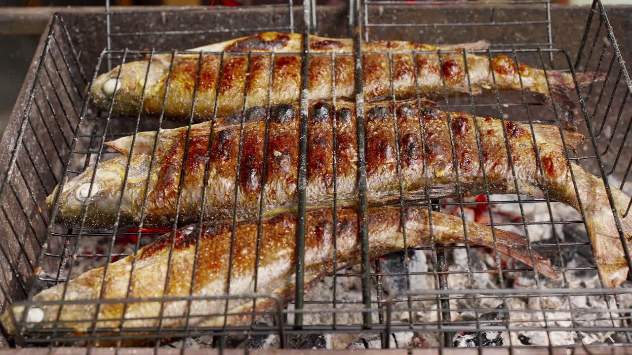 Pesce alla griglia al barbecue