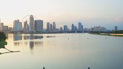 Modernes-Stadtbild-Bei-Sonnenaufgang-Mit-Spiegelung-Auf-Dem-Wasser