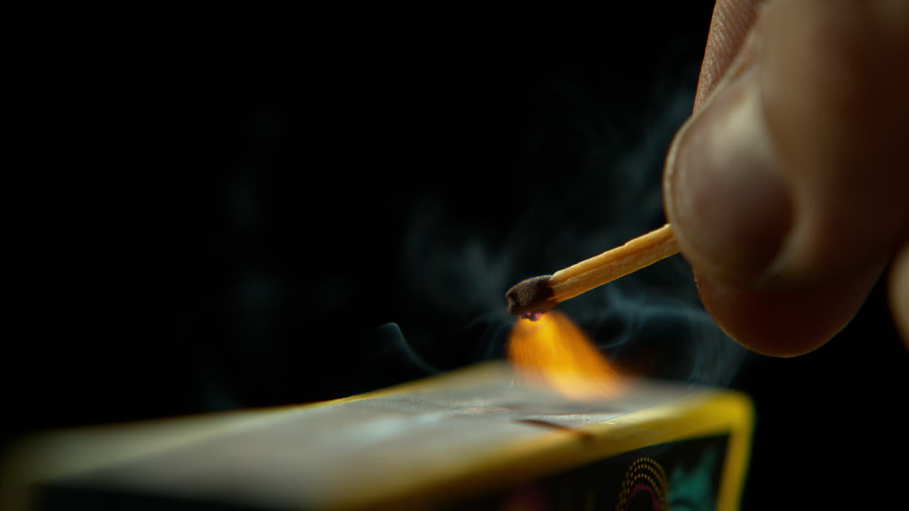 огонь горит ярче всего в темноте.