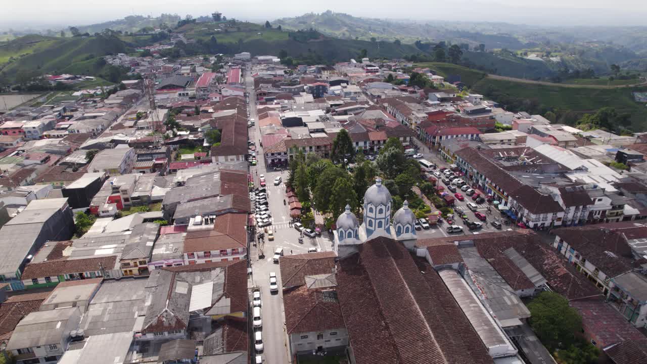 filandia, plaza de la ciudad de quindío con colinas verdes en el fondo