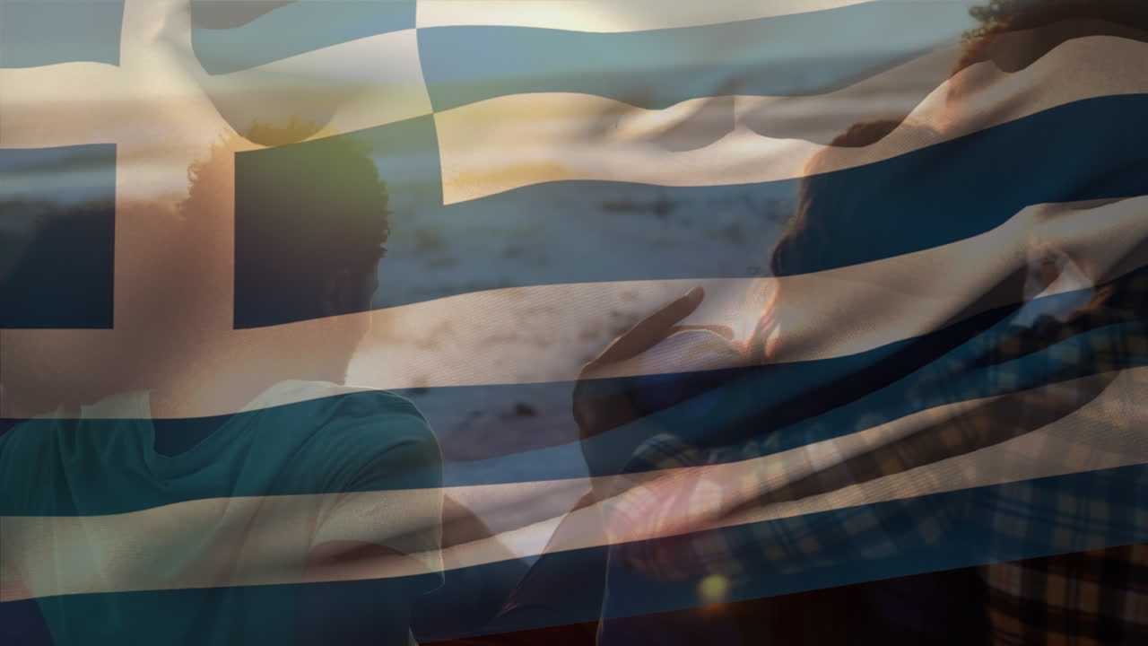 animación de agitar la bandera de grecia sobre un grupo de amigos en la playa