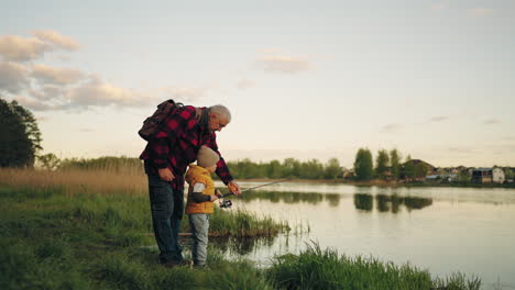 El-Anciano-Y-Su-Nieto-Están-Pescando-En-La-Costa-De-Un-Hermoso-Estanque.-El-Niño-Y-Su-Abuelo.