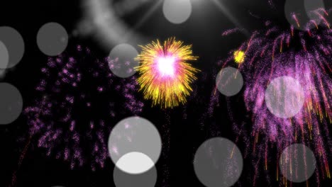 animación de coloridos fuegos artificiales de navidad y año nuevo que explotan en el cielo nocturno con luces bokeh