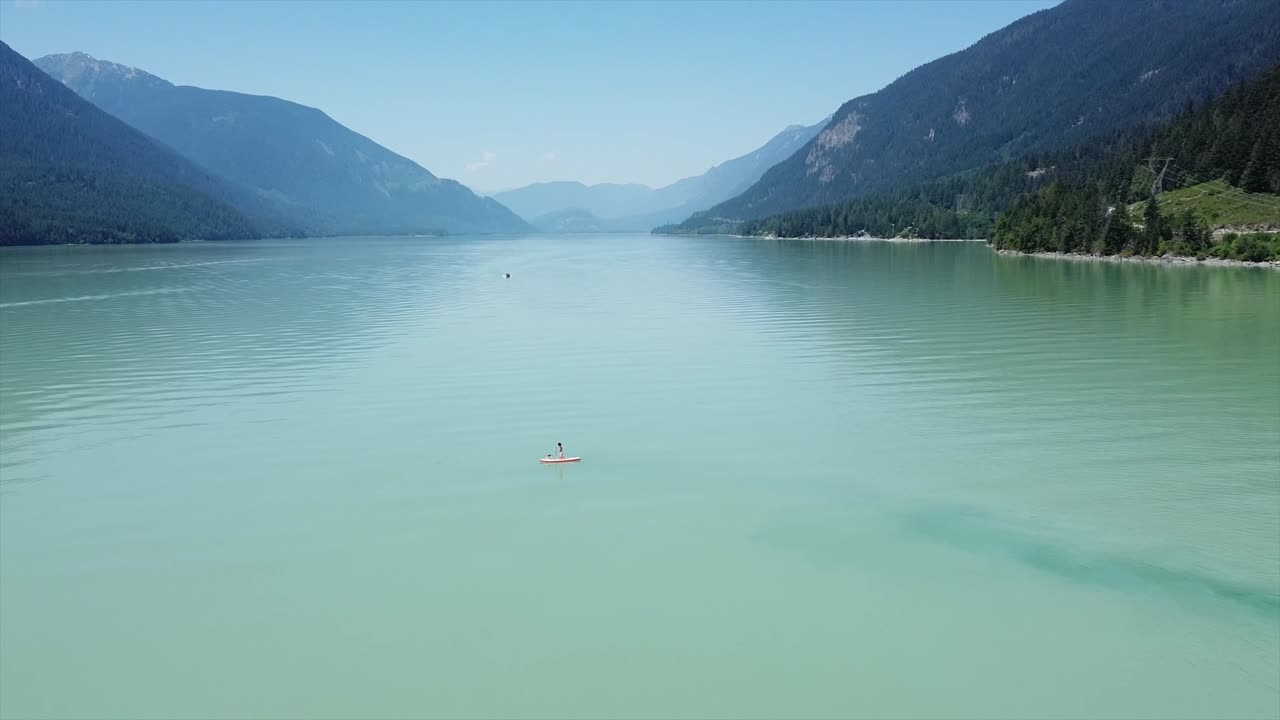 una persona está remando sobre el lago lillooet en squamish-lillooet, columbia británica, canadá
