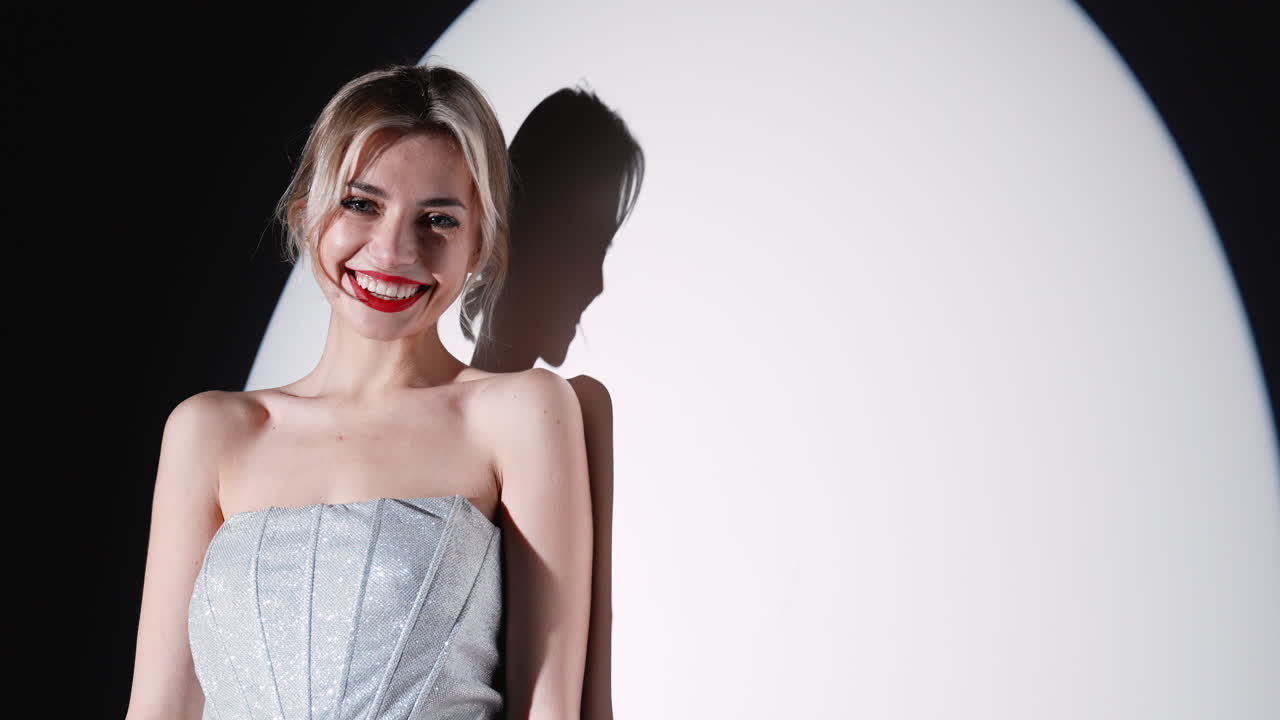 은색 드레스를 입은 우아한 여자