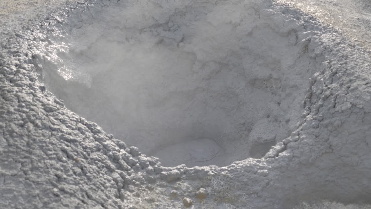Cratere vulcanico in Islanda, che emette fumo e bolle.
