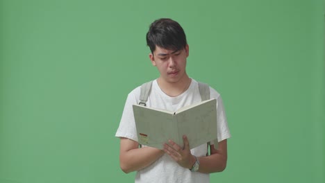 책을 읽는 젊은 남자