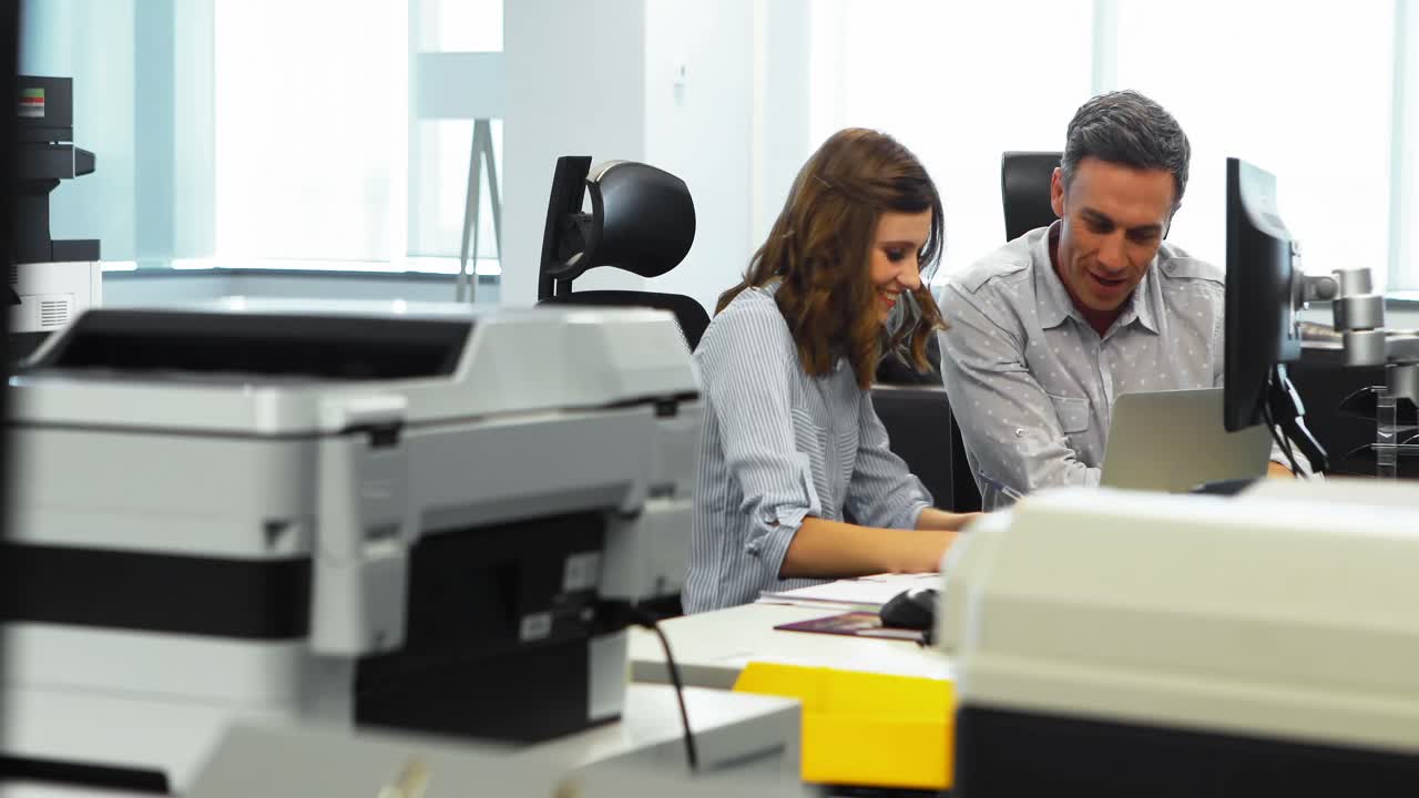 colegas de negocios discutiendo sobre la computadora portátil