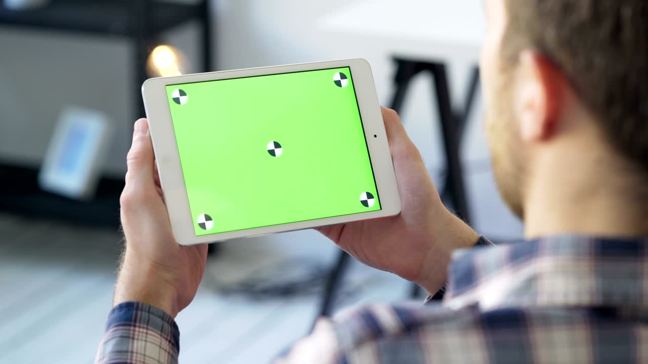 사업가 손에 들고 터치 그린 스크린을 가진 장치를 사용합니다.