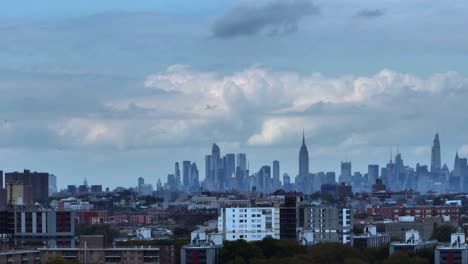 een luchtbeeld van oost-new york in brooklyn op een mooie dag.