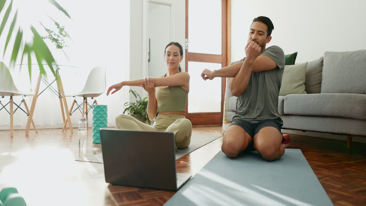 yoga, portátil y estiramiento con una pareja
