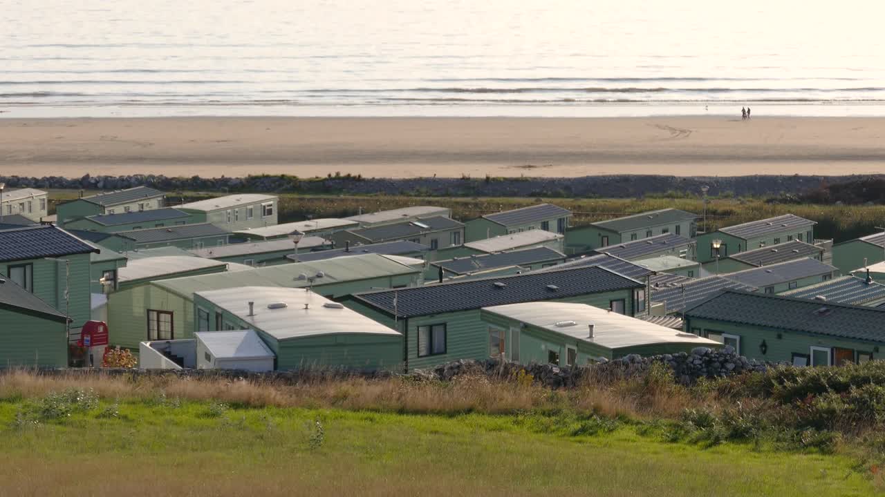 sitio costero de caravanas estáticas filmado en el área de barmouth, llanaber y gwynedd en el norte de gales