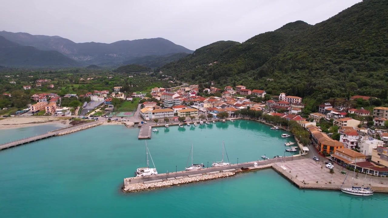 Lefkada, Yunanistan'daki Vasiliki Sahil Köyü, İyon Denizi'nin Doğa ile Çevrili Küçük Bir Sahil Kasabasının Havadan Panoraması
