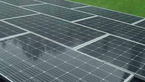 gotas de lluvia caen en los paneles solares en el techo de la casa