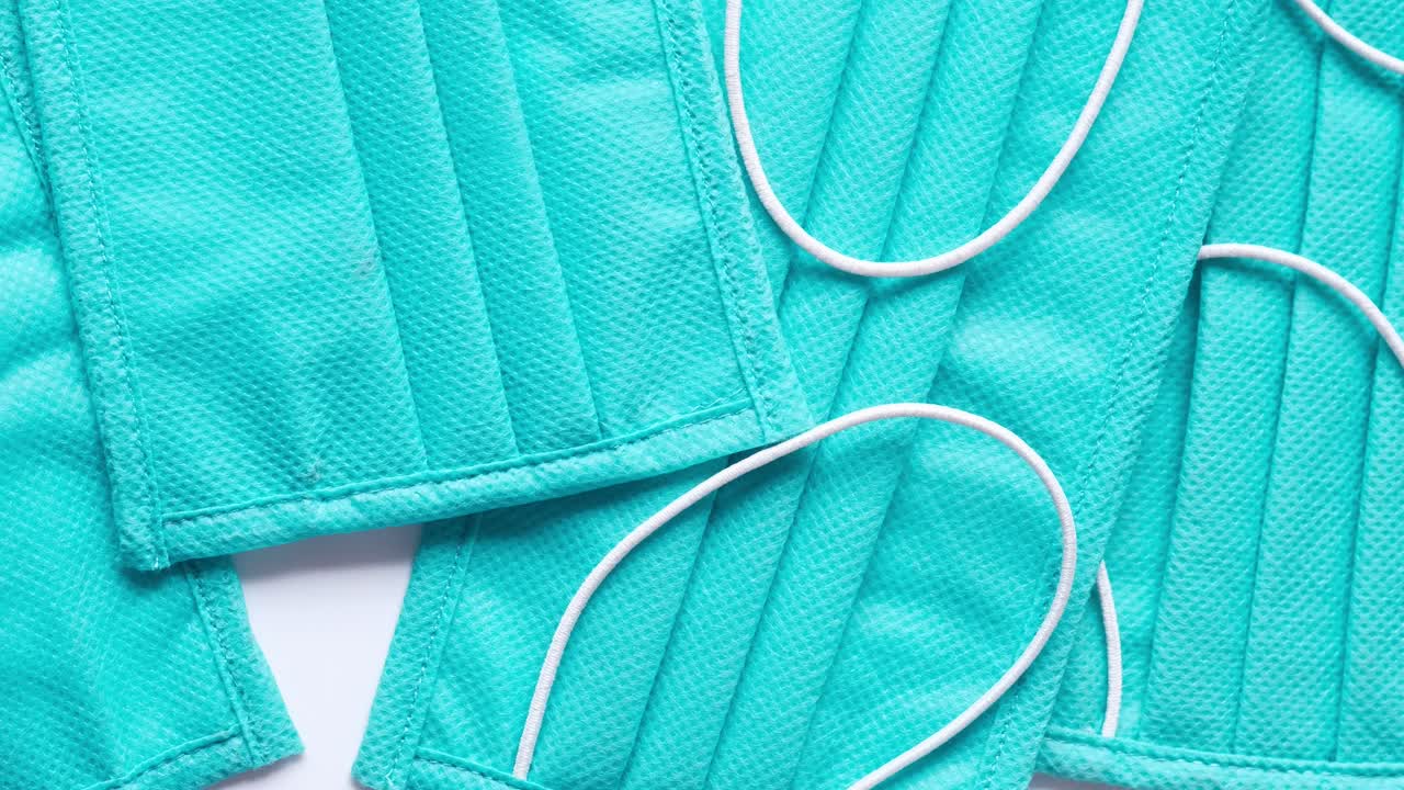 una pila de máscaras faciales de color turquesa