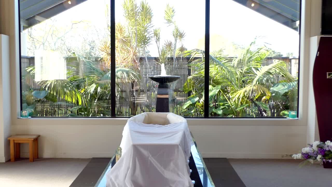 영구차나 예배당에 있는 장례식 관의 클로즈업 샷 또는 묘지의 매장