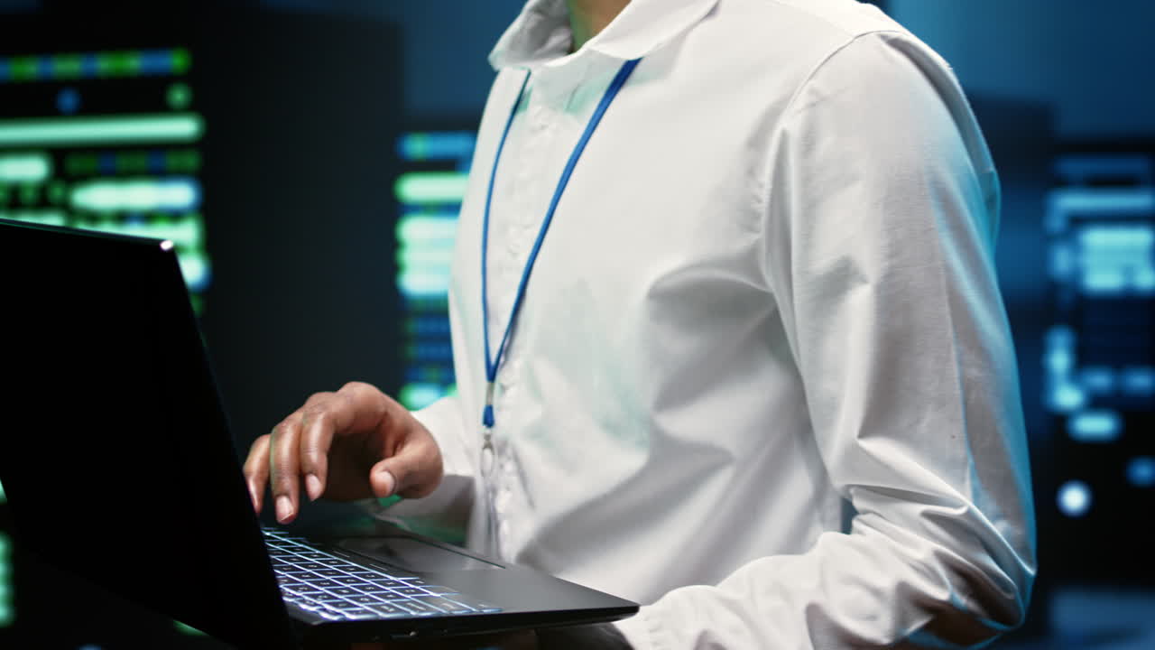 técnico de reparación de la red de servidores