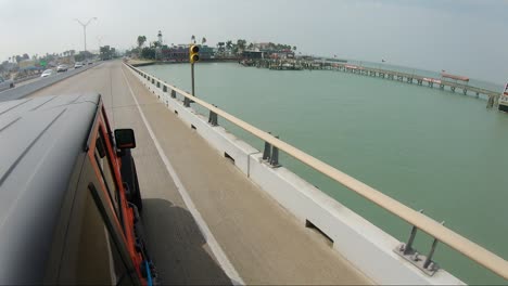 Alto-Pov-Conduciendo-En-La-Calzada-De-La-Reina-Isabella-Y-En-Port-Isabel-Texas