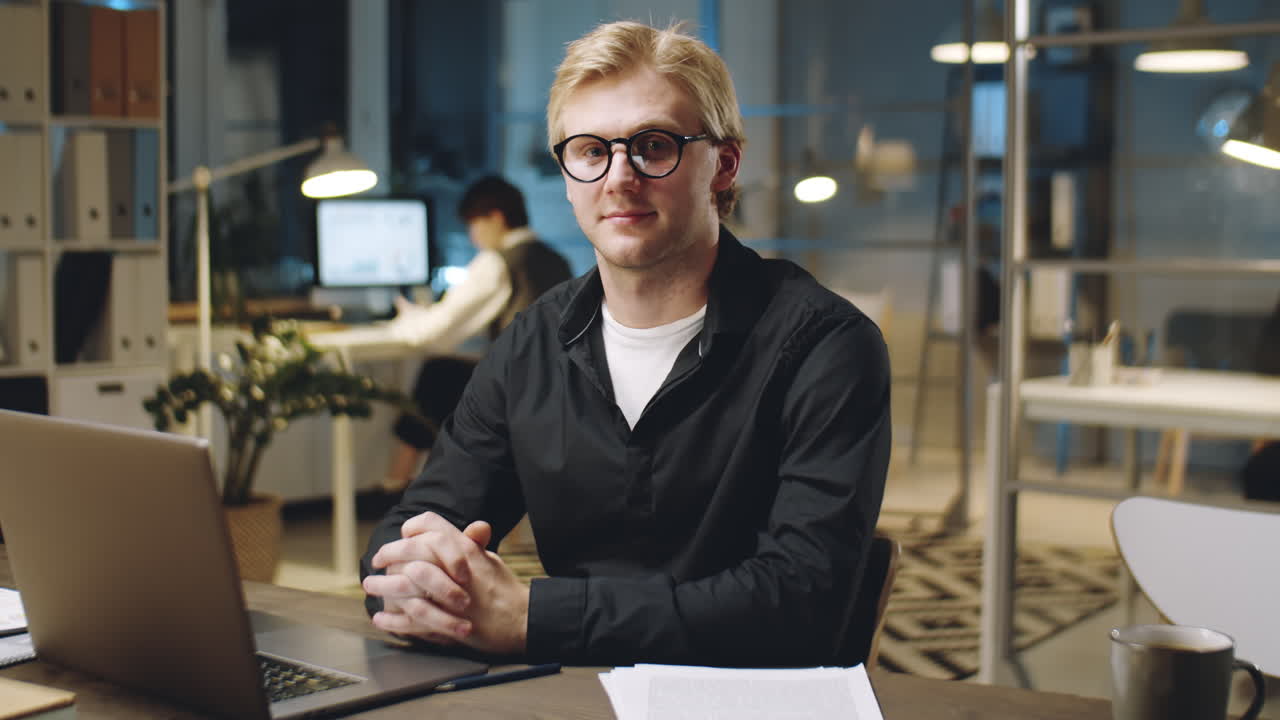 retrato de un joven empresario trabajando por la noche en la oficina
