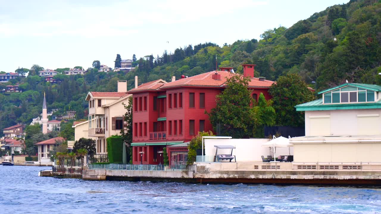 이스탄불의 물가에 있는 은 집