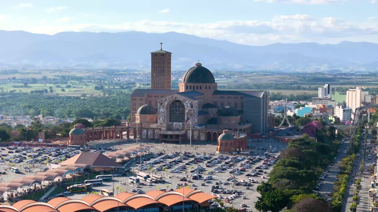 브라질 상파울로 주 아페레시다에 있는 산투아리오 내셔널 데 노사 세노라 아페레시아다 (santuário nacional de nossa senhora aparecida) 의 가까운 공중 사진