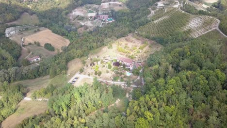 Inclinar-Hacia-Abajo,-Colinas-Y-Bosques-En-El-Campo-Italiano-Cerca-De-Torino