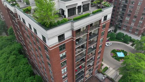 edificio de apartamentos con costosos condominios del centro de la ciudad