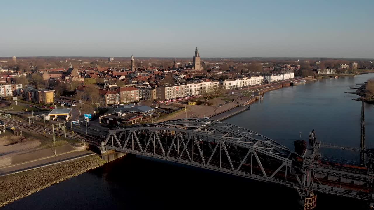 vista aérea del puente levadizo de acero sobre el río ijssel en zutphen, países bajos, que revela una actividad preparatoria del esquema del sitio de construcción lista para construir un complejo de apartamentos