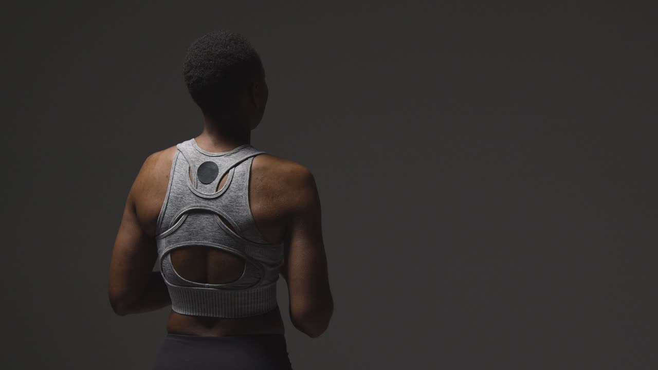 운동을 위해 체육관 피트니스 옷을 입은 젊은 여성의 뒷면 스튜디오  ⁇