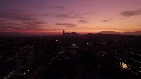 vista aérea panorámica de una puesta de sol en santiago de chile con colores naranja y la arquitectura moderna de la ciudad más destacada de américa latina