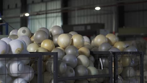 las bolas semiacabadas están esperando en la bahía de carga para los siguientes pasos